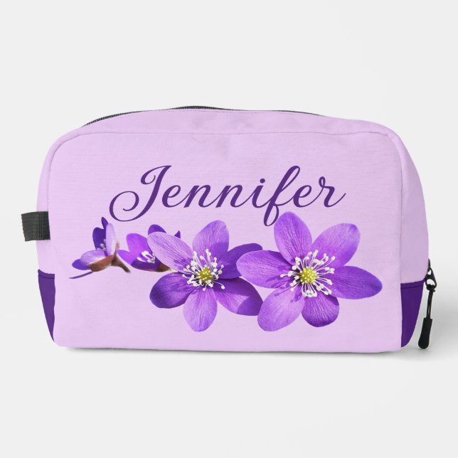 Lila Hepatica-Blumen Name Helllila Waschbeutel (Vorderseite)