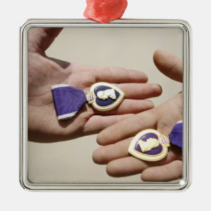 Lila Herzempfänger zeigen ihre Medaillen an Ornament Aus Metall