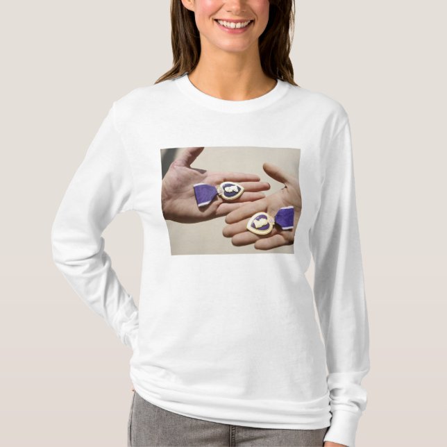 Lila Herzempfänger zeigen ihre Medaillen an T-Shirt (Vorderseite)