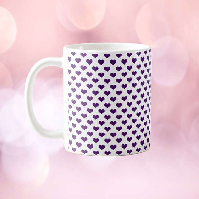 Lila Herzmuster Weißer Hintergrund Kaffeetasse (A cute mug with a pattern of purple hearts and white background)