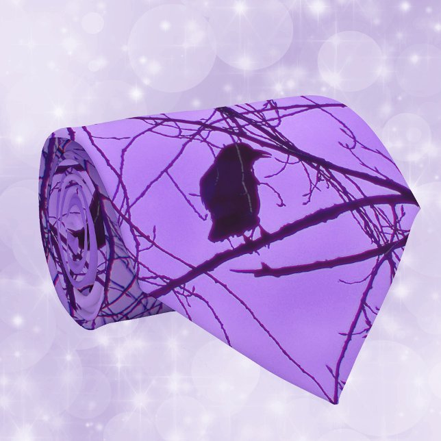 Lila Himmel Krawatte (Silhouette of single black crow on black spooky branches against a hazy purple sky on neck tie.)