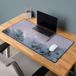 Lila Himmel über Bergen Schreibtischunterlage