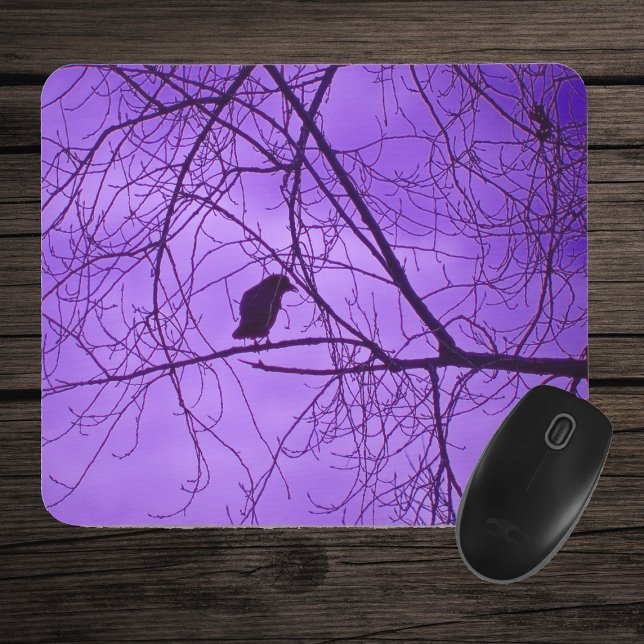 Lila Himmelszweige mit schwarzem Knochenbaum Mousepad (Single black crow in barren black trees against purple sky on mousepad.)