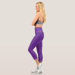 lila Hintergrund mit weißem Rand Capri Leggings<br><div class="desc">Das Design ist ein großes blaues Quadrat, das ein heller und klarer Himmel zu sein scheint. Die Farbe des Himmels ist ein tiefer Blau, der ihm ein lebendiges und lebendiges Aussehen verleiht.</div>