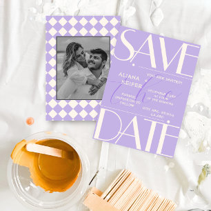 Lila Hochzeitsmuster im Retro-Minimal Save The Date