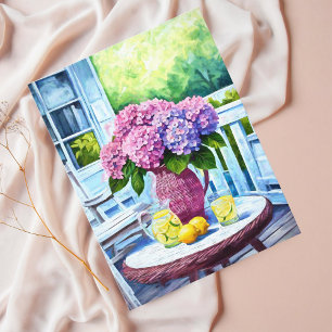 Lila Hortensie mit Limonade auf einer Weidenverand Postkarte