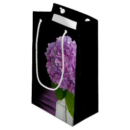 Lila Hydrangea auf schwarz Kleine Geschenktüte