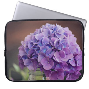 Lila Hydrangea in einem Mason-Jar-Foto Laptopschutzhülle