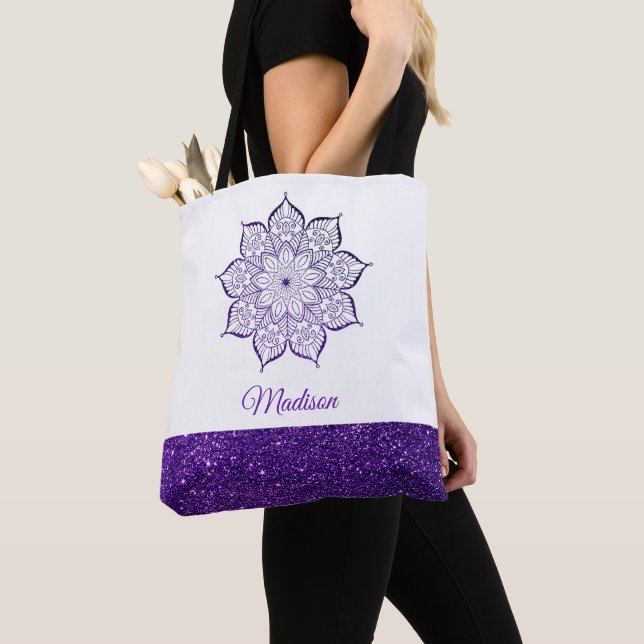 Lila Imitate Glitzer Mandala auf Weiß (Von Nahem)