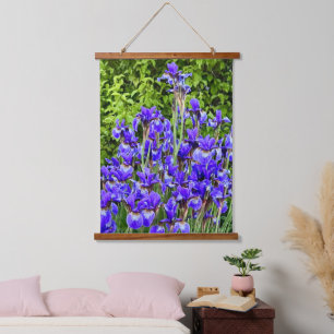 Lila Iris-Blume am Ufer Wandteppich Mit Holzrahmen