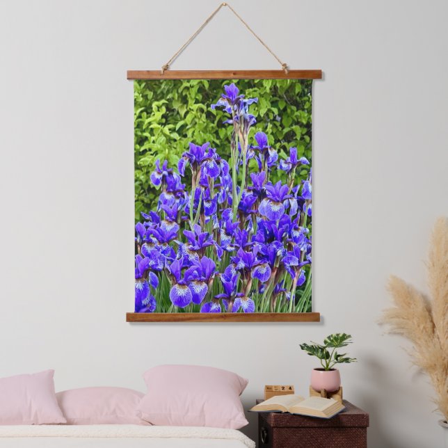 Lila Iris-Blume am Ufer Wandteppich Mit Holzrahmen (Schlafzimmer)