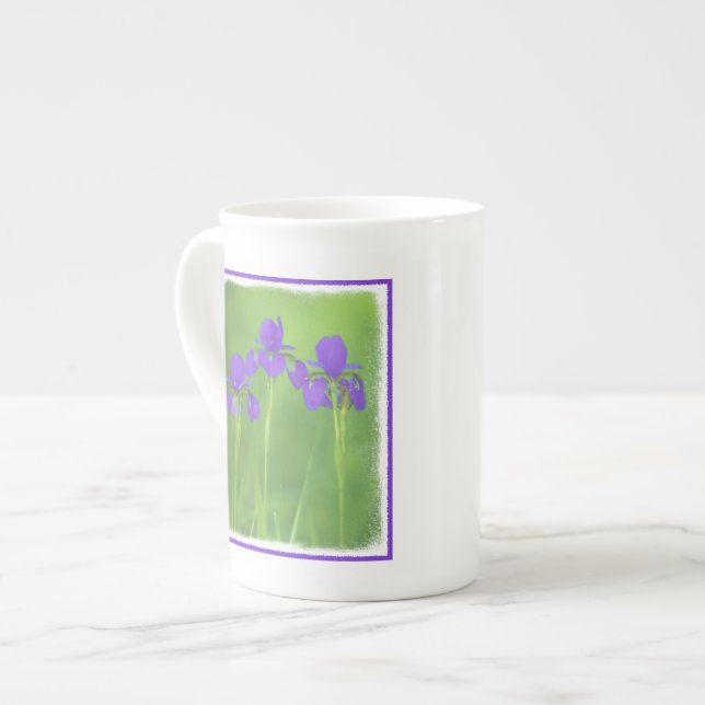 Lila Iris-Malerei - Original Blume Kunst Prozellantasse (Vorderseite Links)