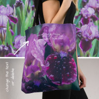 Lila Iris nach Regen