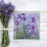 Lila Irises Claude Monet Fine Art Dekoschale<br><div class="desc">Lila Ire (c. 1917) von Claude Monet (1840-1926). Monets bezaubernde Darstellung von Schwebeisen,  die als Pionier des französischen Impressionisten bekannt ist,  wurde auf dieser Schmuckschale aus Glas digital reproduziert und stellt eine perfekte Mischung aus Funktionalität und künstlerischer Eleganz dar.</div>