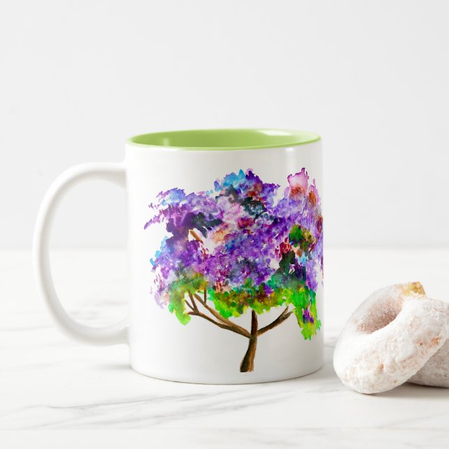 Lila Jacaranda-Baum Aquarellmalerei Zweifarbige Tasse (Mit Donut)