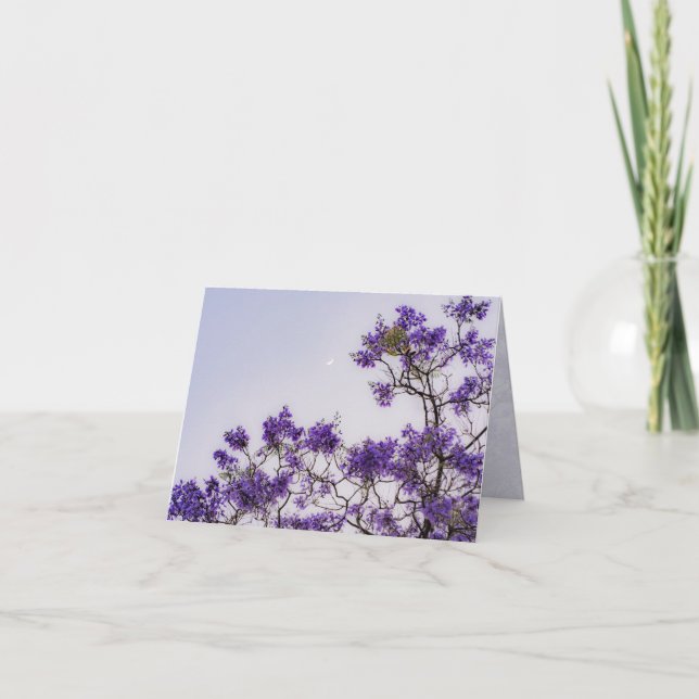 Lila Jacaranda-Baum mit Mond, Frühlingsästhetik Dankeskarte (Vorderseite)