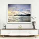Lila kalifornisches Sunset-Foto jeden Moment Poster<br><div class="desc">"Genieße jeden Moment." Dieses dramatische Pismo Beach, Kalifornien, weite, unberührte, sandige Strandlandschaft, nah zum Sonnenuntergang genommen, strahlt Ruhe und Einsamkeit aus. Hier finden Sie die Surfer, die für den perfekten Wellengang gewartet sind, sowie die kleinen Vögel, die nach ihrem Abend-Snack suchen. Schätze alle guten Dinge in deinem Leben, wenn du...</div>