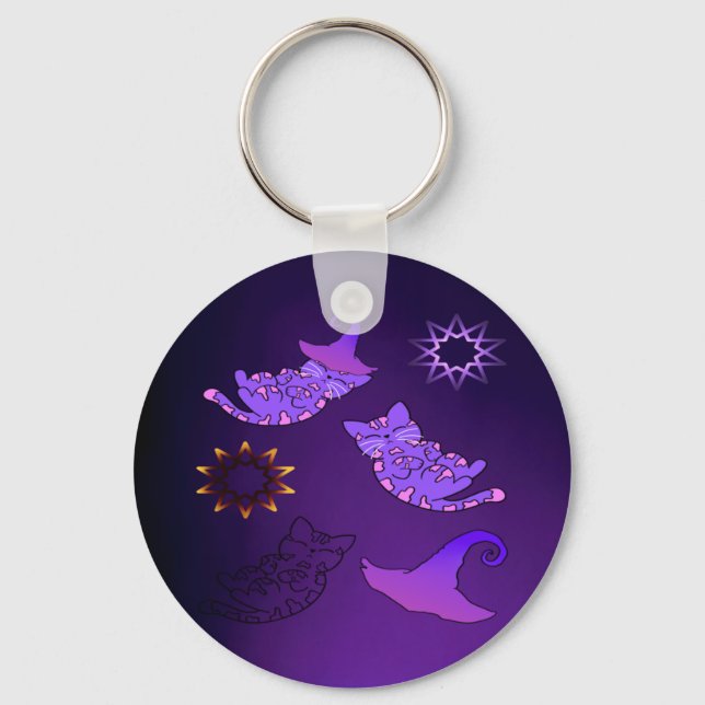 Lila Kätzchen mit Hexenhüten und Sternen Schlüsselanhänger (Vorderseite)