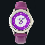 Lila Kinderuhr mit kleinem, benutzerdefiniertem Mo Armbanduhr<br><div class="desc">Lila Kinderuhr mit kleinem,  benutzerdefiniertem Monogramm-Symbol. Passen Sie den modernen Anfangsbuchstaben des Schriftartes im weißen Emblem an,  um ihn zu einem einzigartigen Geschenk zu machen. Original Geschenkidee für Geburtstage und andere Anlässe von Mädchen. Farbiges,  helles Design mit personalisierbarer Hintergrundfarbe.</div>