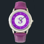 Lila Kinderuhr mit kleinem, benutzerdefiniertem Mo Armbanduhr<br><div class="desc">Lila Kinderuhr mit kleinem,  benutzerdefiniertem Monogramm-Symbol. Passen Sie den modernen Anfangsbuchstaben des Schriftartes im weißen Emblem an,  um ihn zu einem einzigartigen Geschenk zu machen. Original Geschenkidee für Geburtstage und andere Anlässe von Mädchen. Farbiges,  helles Design mit personalisierbarer Hintergrundfarbe.</div>