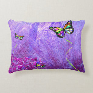 Lila Kissen mit bunten Schmetterlingen
