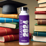 Lila Klasse des Personalisierten Abschlusses 2024 Trinkflasche<br><div class="desc">Diese klassische lila Wasserflasche für Senioren mit Hochschulabschluss verfügt über eine fett-weiße Typografie-Leseklasse aus dem Jahr 2024 in verschiedenen Buchstaben für ein Party- oder Gymnasialgeschenk für Uni-Abschluss. Passen Sie mit Ihrem Namen in elegantem kursiven Skript unter,  um einen großen Gedenkfavorit zu erhalten.</div>