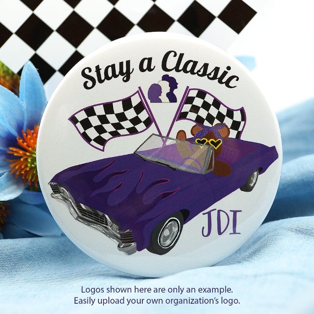 Lila klassisches Fahrzeug mit konvertiblen Linien, Button (teddy bear in purple convertible car checkered flags, car show, lapel pin button, girls club)