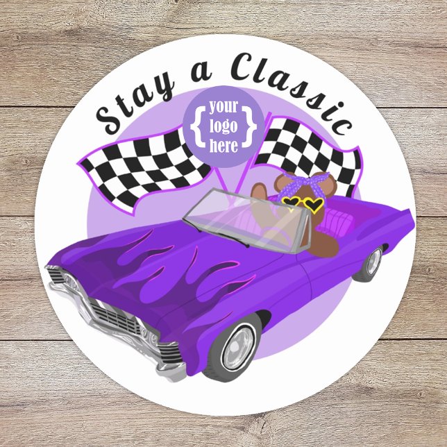 Lila klassisches Fahrzeug mit konvertiblen Linien, Runder Aufkleber (purple class car show logo sticker, bear driving a convertible, girls youth organization club logo)