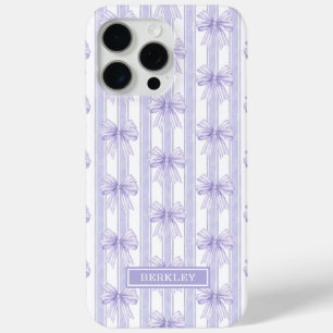 Lila Koketten Schleifen auf gestreiften Monogramme Case-Mate iPhone Hülle