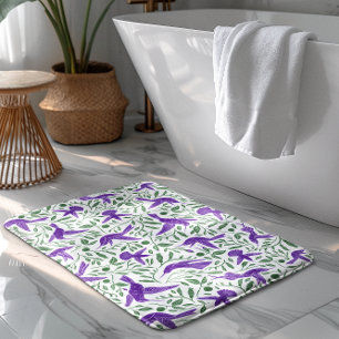 Lila Kolibris mit grünen Blumen und Blättern Badematte
