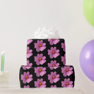 Lila Kosmos-Blume mit GelbMittelteil auf Schwarz Geschenkpapier