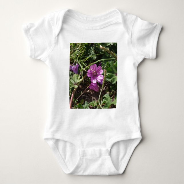 Lila Kranesbill Baby Strampler (Vorderseite)