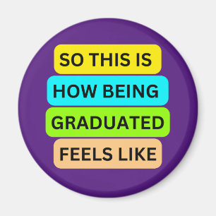 Lila Kreismagnet SO_THIS_IS_HOW_BEING_GRADUATE Magnet