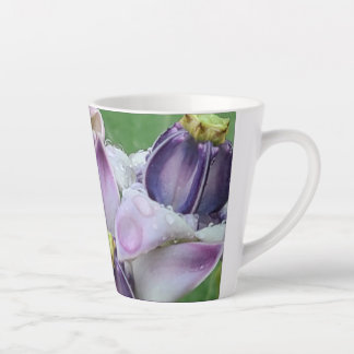 Lila KronenBlume Latte Tasse