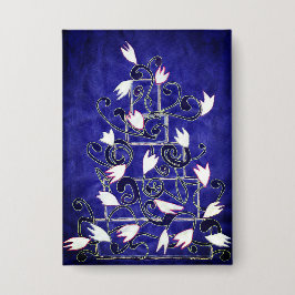 Lila Kuchen mit weißen Blume Button