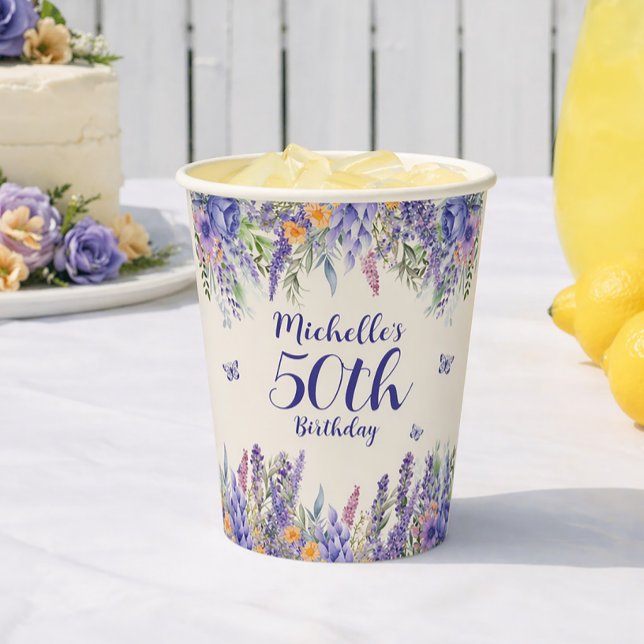 Lila Lavendel Blumen 50. Geburtstag Pappbecher (Purple flowers and lavender watercolor floral 50th birthday party paper cup customizable with name)