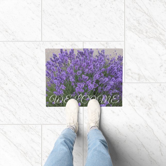 Lila Lavendelblumen stilisierter Willkommenstext Fußmatte (Indoor)