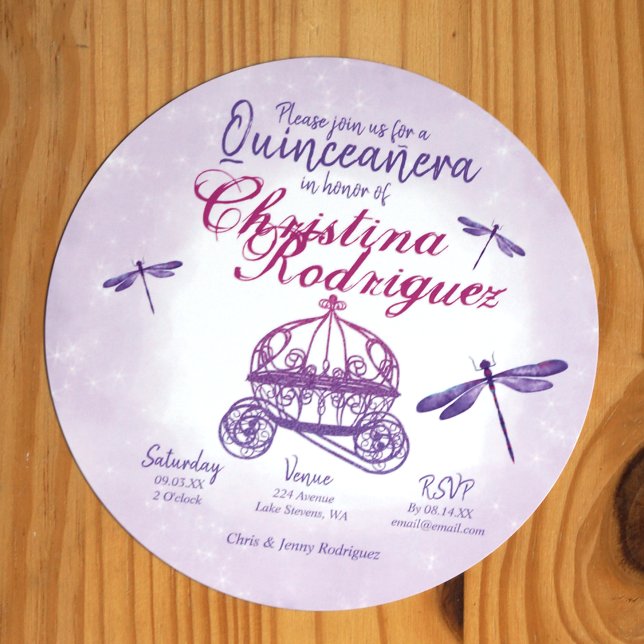 Lila Libellen Quinceñera Einladung (Princess purple quinceanera invitation mis quince horse carriage glitter and dragonflies)