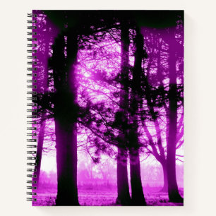 Lila Licht mit Silhouettenbäumen Notizbuch