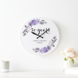 Lila lila Blumen zum 50. Hochzeitstag Große Wanduhr