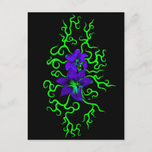 Lila Lily-Blume auf schwarz Postkarte