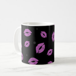 Lila Lipstick Kisses auf schwarzem Hintergrundmust Kaffeetasse