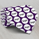 Lila Logo-Geschäftsmodell Krawatte<br><div class="desc">Einfaches Logo-Design zur Förderung der Markentreue und zur Förderung Ihres kleinen Unternehmens. Ideal als Uniform und für eine Messe oder ein Corporate Event. Ersetzen Sie das Logo durch Ihr eigenes und ändern Sie die lila Hintergrundfarbe der dunklen Pflaume im Design-Tool,  um es anzupassen.</div>