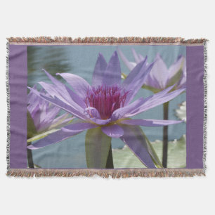 Lila Lotus-Blume Nahe Throw-Blanken Decke