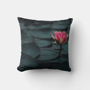 LILA LOTUS-BLUME ÜBER WASSER KISSEN