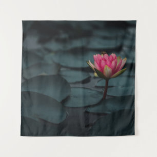 LILA LOTUS-BLUME ÜBER WASSER WANDTEPPICH