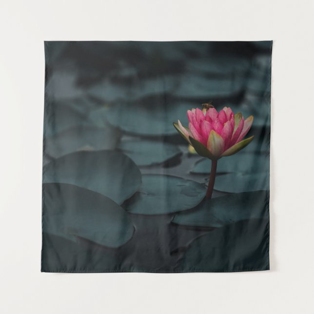 LILA LOTUS-BLUME ÜBER WASSER WANDTEPPICH (Vorderseite)