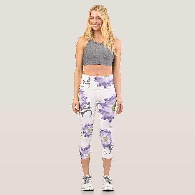 Lila Lotus Blume Yoga & Om/Om Zen Kalligraphie Capri Leggings (Vorderseite)