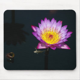 Lila Lotus-Wasserlilie und Dragonfly-Nymph-Maus Mousepad