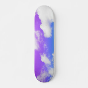 Lila Luftraum mit blauen Wolken Skateboard